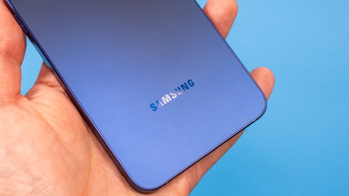 Apple and Samsung benefit as memory shortage drives smartphone shipments to record lows